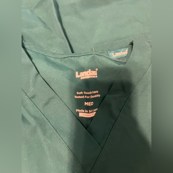 LANADU scrubs. 2 pairs!!! TOP SIZE MEDIUM AND BOTTOMS SIZE LARGE! A great deal - Picture 6 of 7